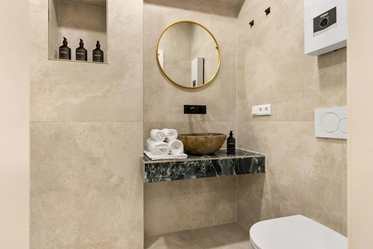 אוגסבורג Design Studio I Center I Kingbed I New