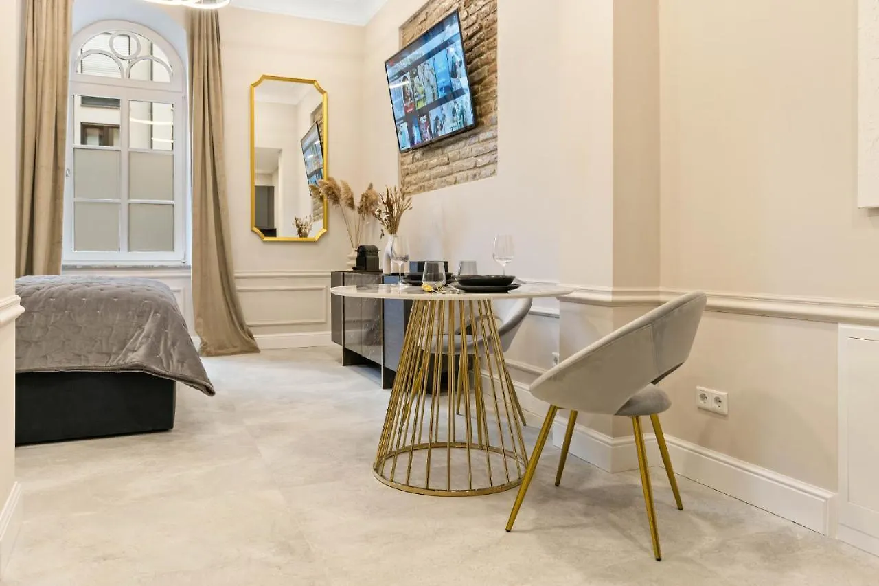 Design Studio I Center I Kingbed I New Augsburg Apartment
