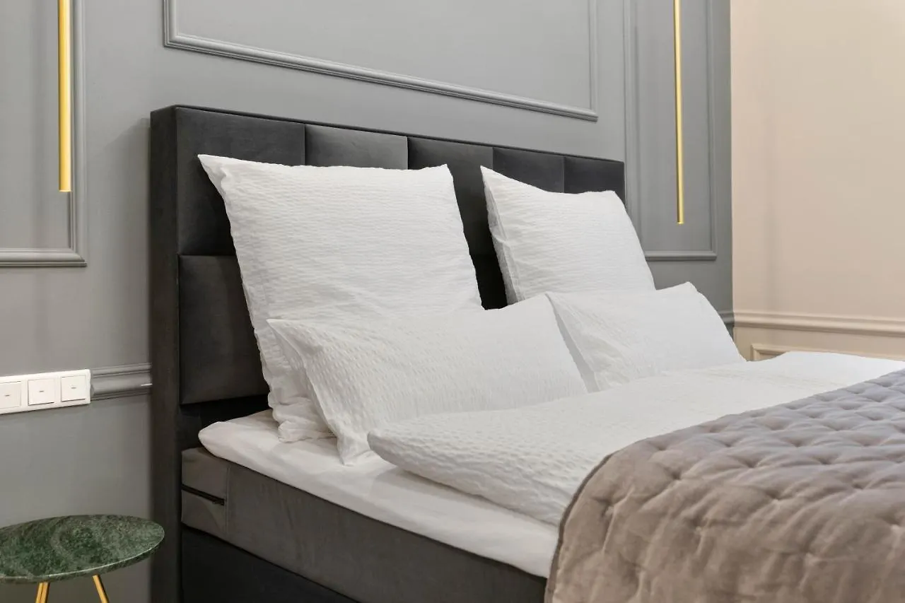 Design Studio I Center I Kingbed I New Augsburg Apartment