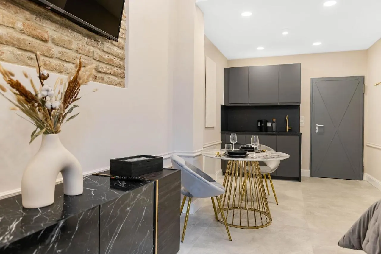 Design Studio I Center I Kingbed I New Augsburg Apartment